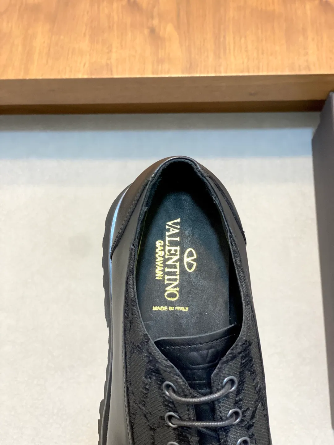 Men's shoes 💰740 VALENTINO Valentino's new men's fashionable casual leather shoes. These leather shoes are made of imported cowhide leather uppers, dyed calfskin lining and calfskin insoles. The upper foot is soft, comfortable and breathable. Comes with complete packaging in the original box! Visible details and quality. Size: 39-44 (customized at 38.45.46)